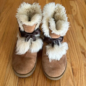 Ugg sz 8 shearling boots with shearling tassle good pre owned condition tan